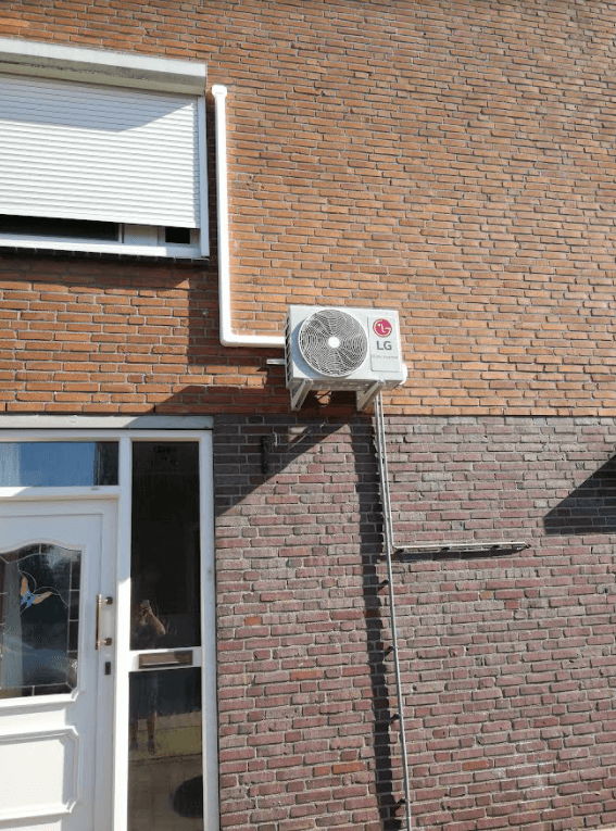LG airco geïnstalleerd aan een Limburgse rijwoning, met net weggewerkte leiding