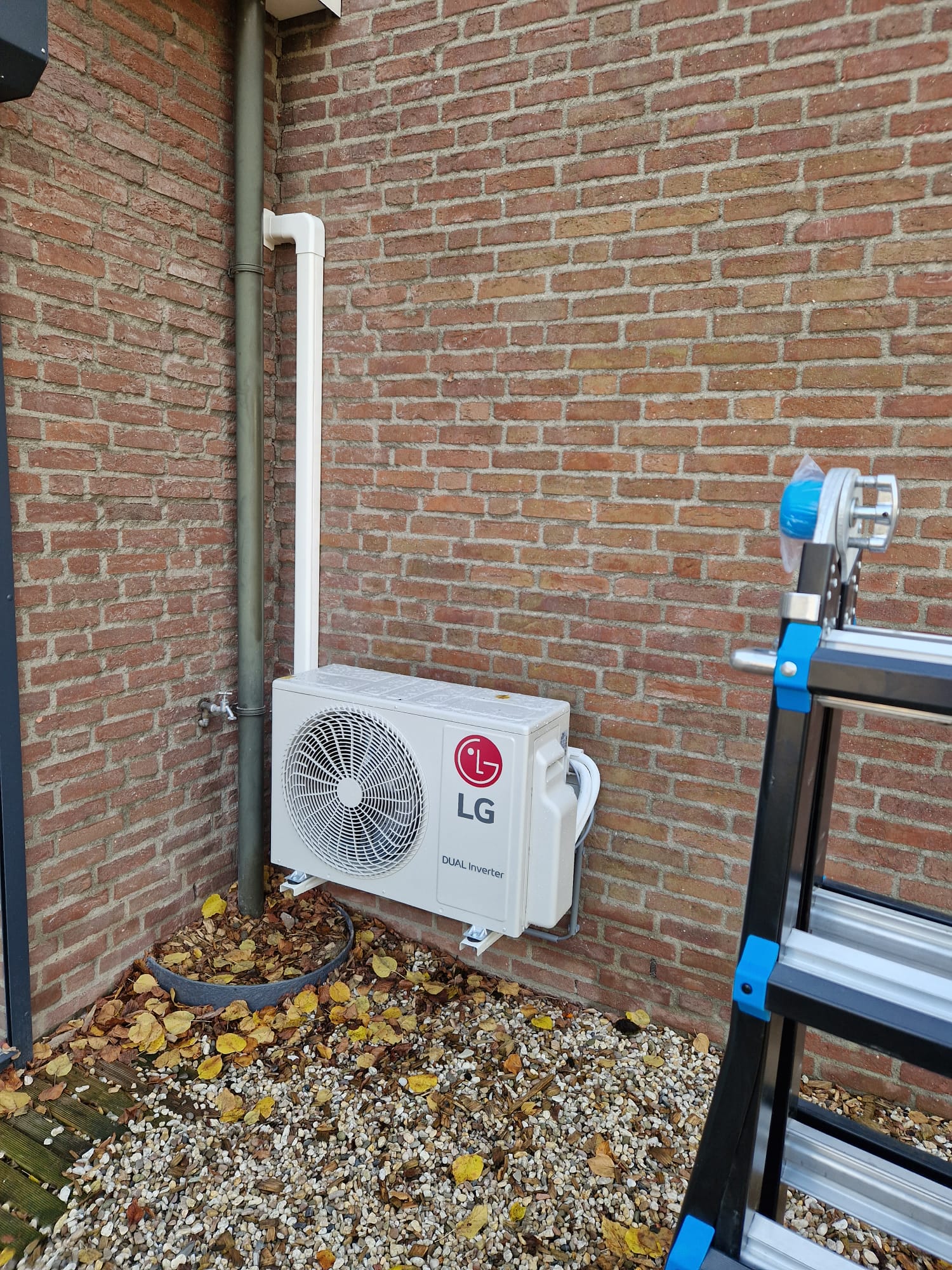Nieuw geplaatste LG DUAL Inverter airco-buitenunit aan een woning in Limburg